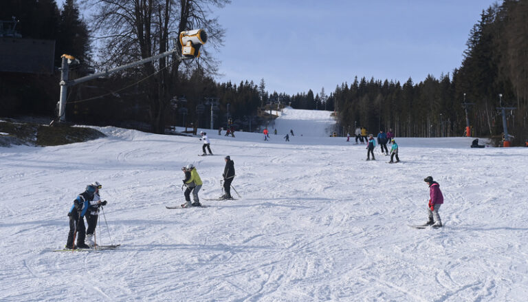 Některé lyžařské areály v Česku jsou stále v provozu, čekají na ochlazení