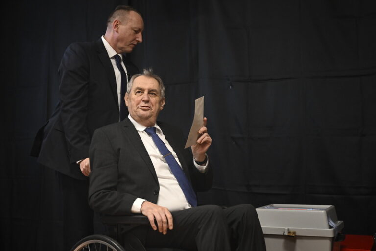 Zeman odevzdal hlas v Lánech, odvoleno má většina kandidátů na prezidenta