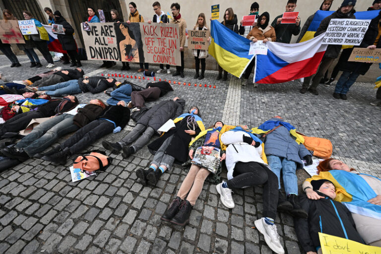 Desítky lidí v Praze protestovaly proti zásahu obytného domu v Dnipru