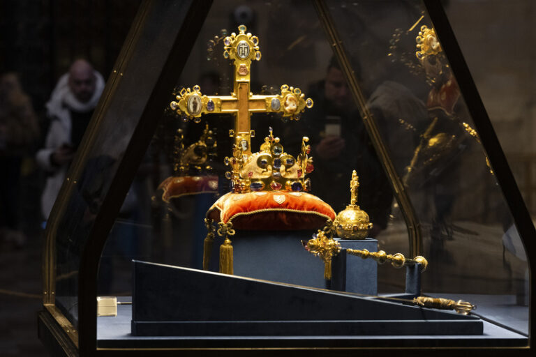 V katedrále sv. Víta dnes skončí výstava korunovačních klenotů