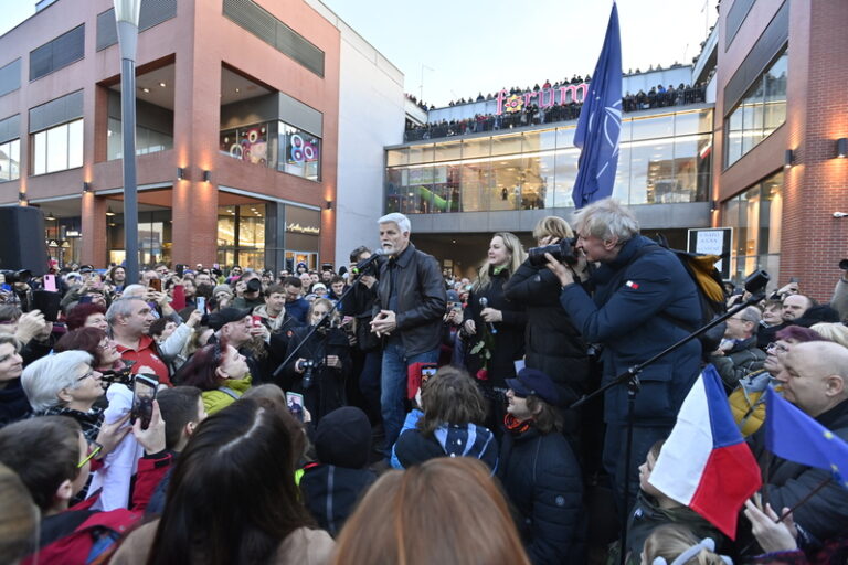 Na prezidentského kandidáta Pavla čekaly v centru Ústí tisíce lidí