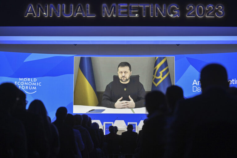Zelenskyj vyzval svět, aby rychle rozhodoval o pomoci Ukrajině, žádal tanky