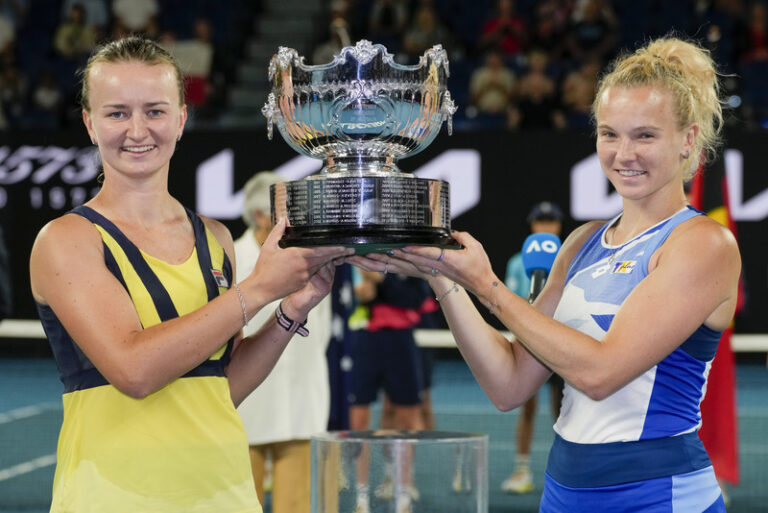 Krejčíková se Siniakovou obhájily triumf na Australian Open