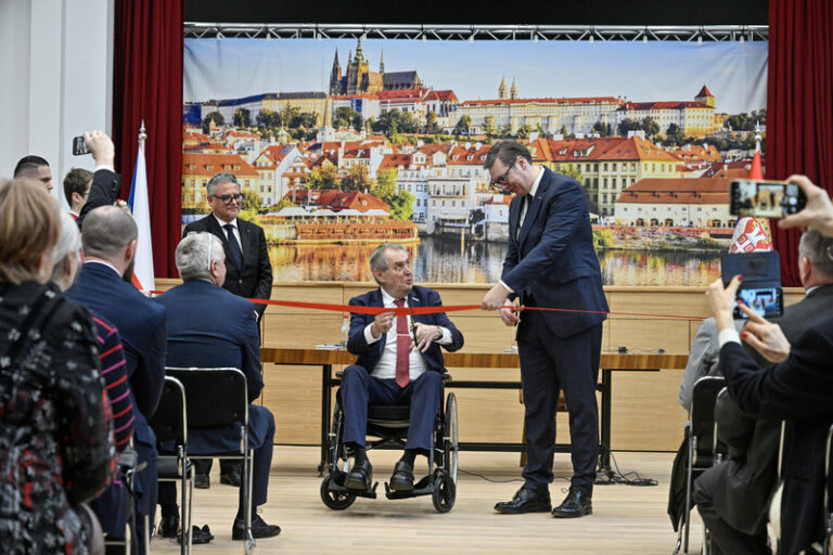 Zeman a Vučić otevřeli Český dům v Bělehradě, Srbsko ho Česku daruje