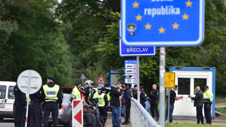 Policie loni chytila 29 tisíc cizinců, kteří byli v Česku nelegálně, násobně více než o rok dříve