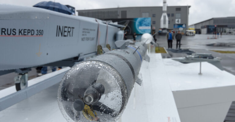 Česko slíbilo „bezprecedentní příspěvek“ Ukrajině, postupuje společně s Brity a Poláky