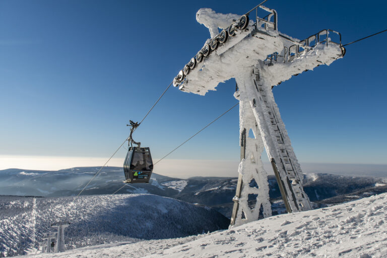 Sněžku zasáhl orkán o rychlosti přes 118 km/h, horní úsek lanovky nejede