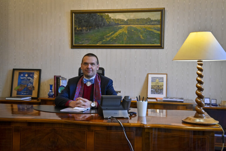 Premiér Fiala se při bilanční návštěvě sejde s ministrem kultury Baxou