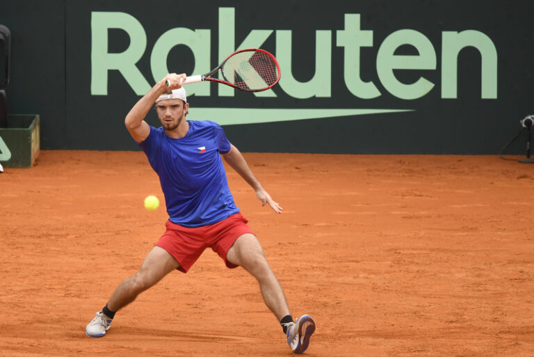 Tenisté se po výhrách Lehečky a Macháče ujali v Portugalsku vedení 2:0