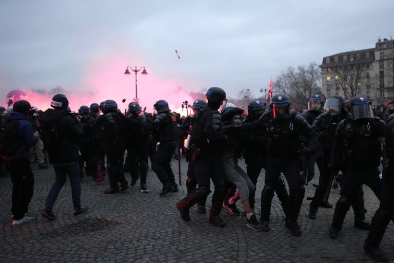 Ve Francii proti důchodové reformě demonstrovalo přes milion lidí