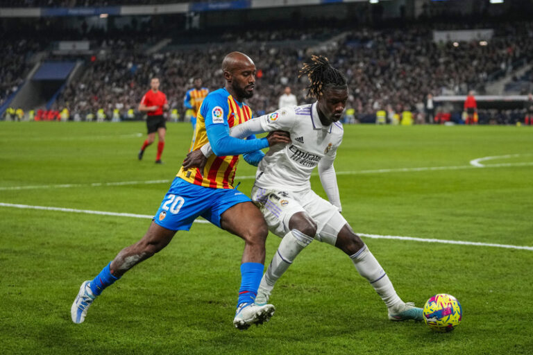 Real Madrid porazil v dohrávce Valencii a snížil ztrátu na Barcelonu