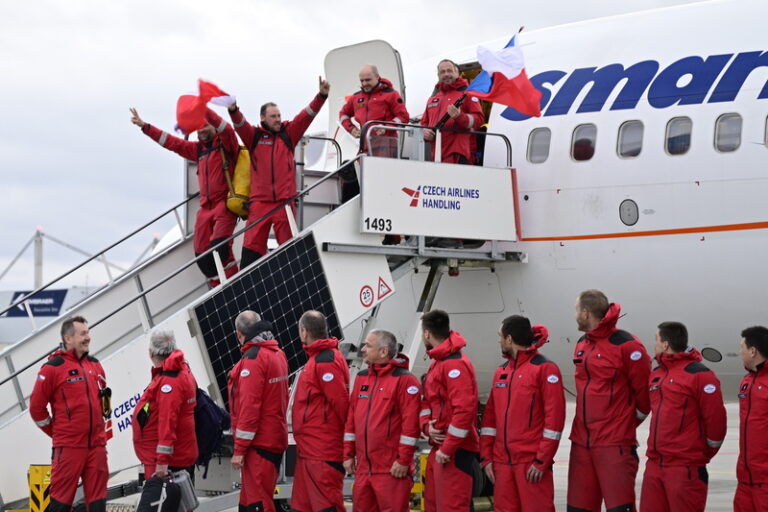 V Praze přistálo letadlo se záchranáři, kteří pomáhali po zemětřesení v Turecku