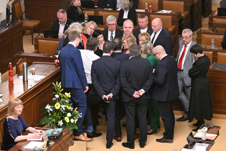 Opozice žádá debatu o návrhu vlády na snížení červnové valorizace penzí