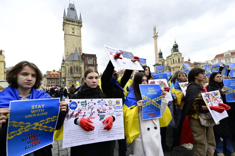 Stovky až tisíce lidí se sešly v centru Prahy na podporu Ukrajiny