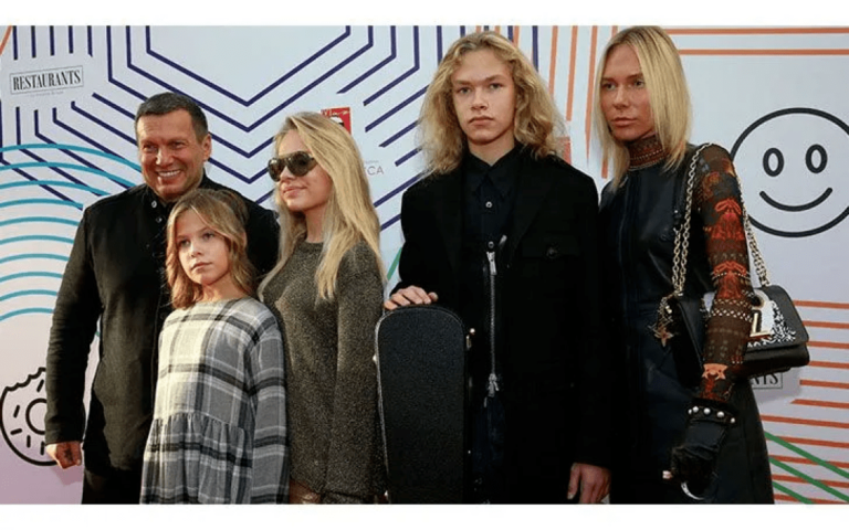 Solovjev vyhrožuje Západu bombami. Jeho syn v té době dělá v Londýně kariéru modela