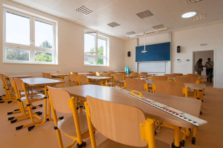 Vláda nově garantuje navýšení mzdy na 130 procent průměru jen učitelům