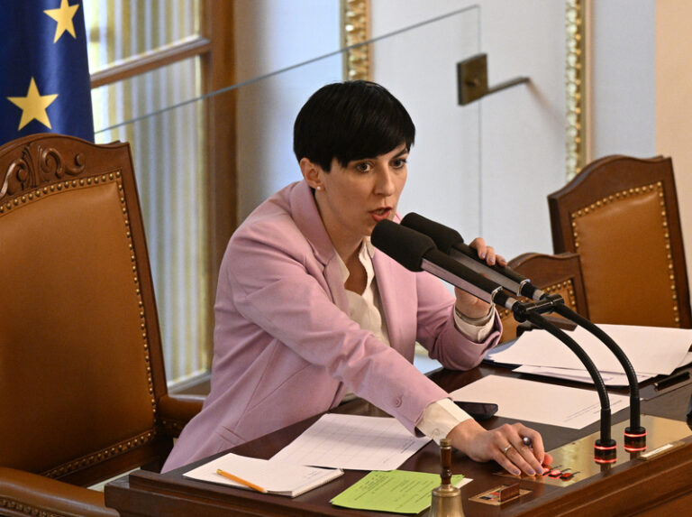 Opozice neprosadila odvolání Pekarové Adamové (TOP 09) z čela Sněmovny