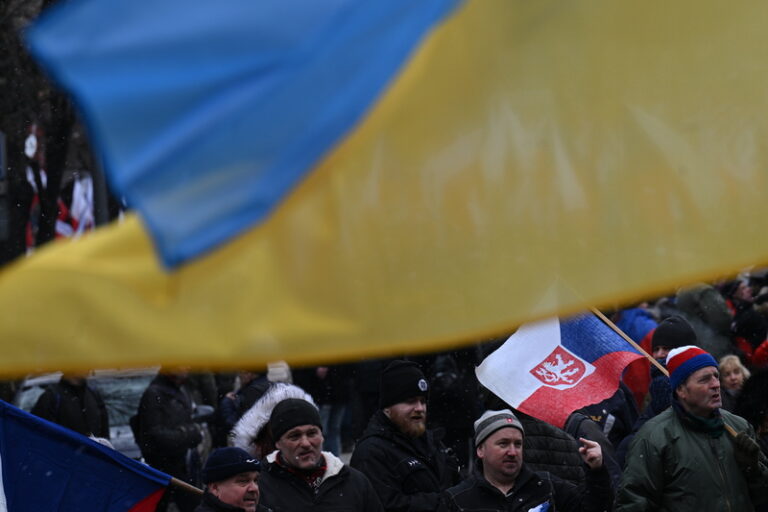 Účastníci protestu v Praze zkusili sundat ukrajinskou vlajku z muzea