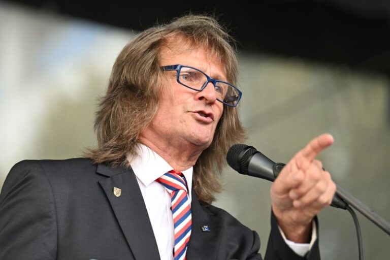 Rektor VŠE požádal o svolání fakultního senátu k odvolání děkana Ševčíka