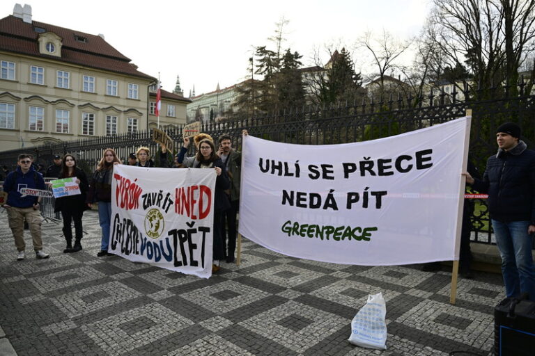 Před polskou ambasádou v Praze demonstrovali lidé kvůli těžbě v dolu Turów