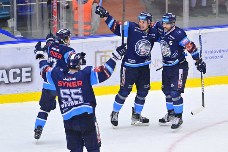 Hokejisté Liberce v závěru otočili zápas v Hradci a ve čtvrtfinále vedou
