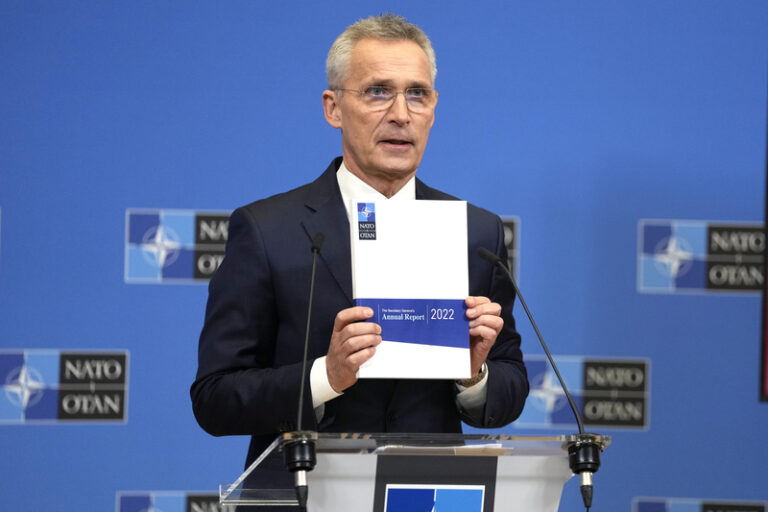 Stoltenberg varoval Čínu před dodávkami zbraní do Ruska