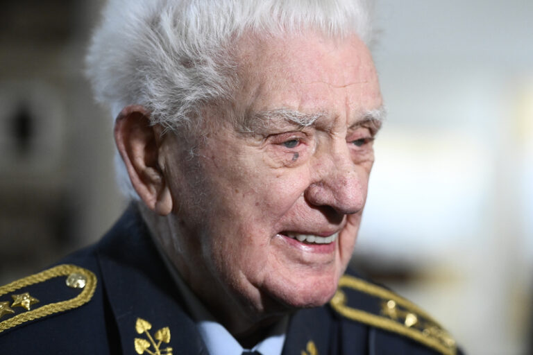 Zemřel stoletý veterán Boček, poslední český pilot RAF, politici vyjadřují úctu