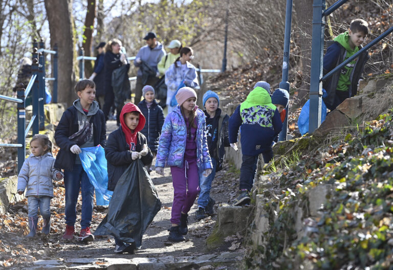 Téměř 30 ukrajinských uprchlíků čistilo jihlavský park Malý Heulos