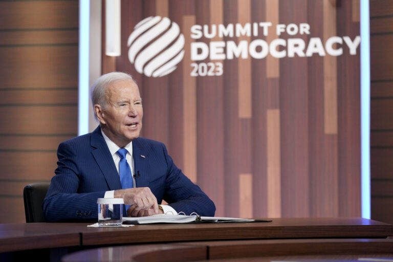 Biden oznámil vznik nového fondu na podporu světové demokracie