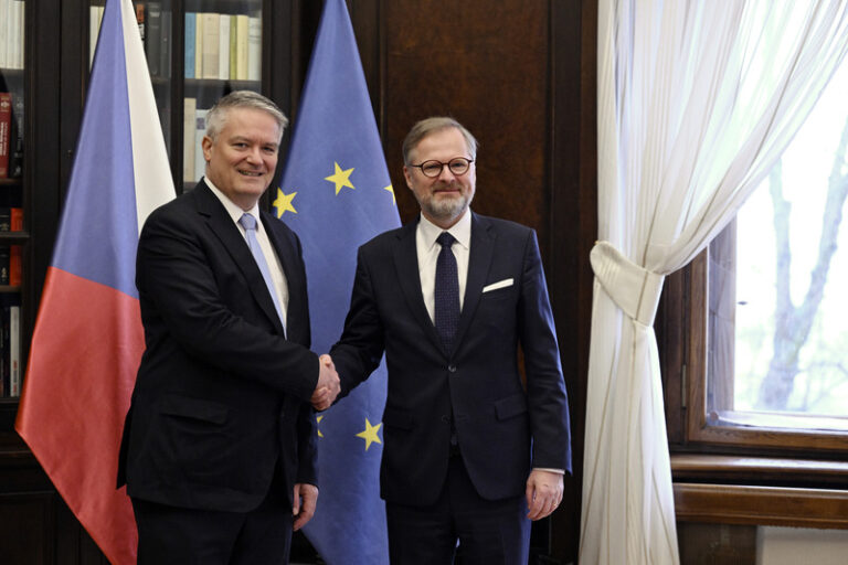 Česko letos podle zprávy OECD čeká mírná recese a vysoká inflace