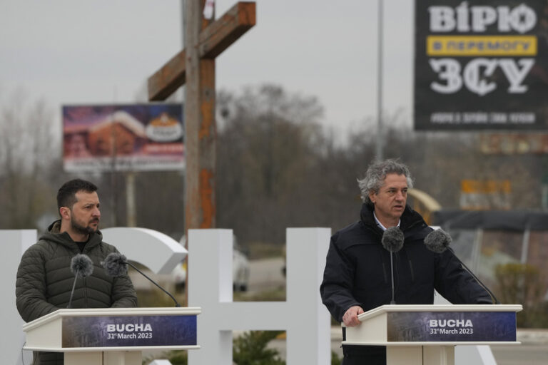 Ukrajina vyhraje a ruské zlo padne, řekl v Buči Zelenskyj