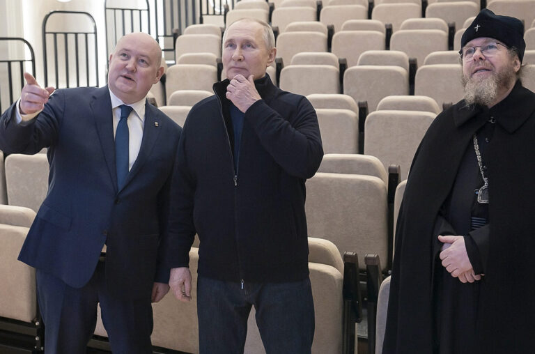 Putin navštívil okupovaný Mariupol. Na „pracovní cestu“ přiletěl vrtulníkem