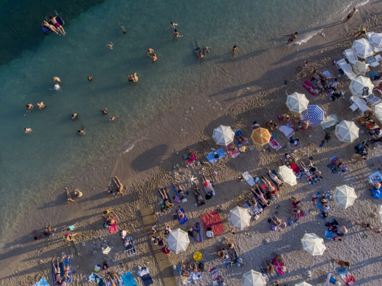 Češi loni rekordně často jeli na dovolenou na vlastní pěst