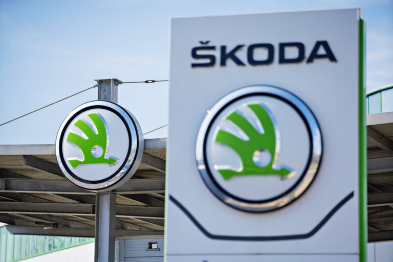Škoda Auto díky odkladu emisní normy nebude muset propouštět, řekl Jahn