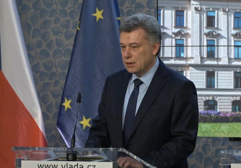 Vláda podle Blažka zahrne snížení platů ústavních činitelů do balíků úspor