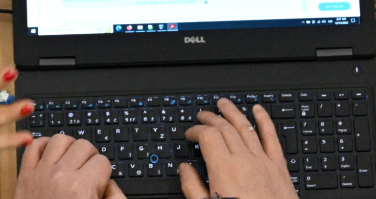 Umělá inteligence podle německého ekonoma k masové nezaměstnanosti nepovede