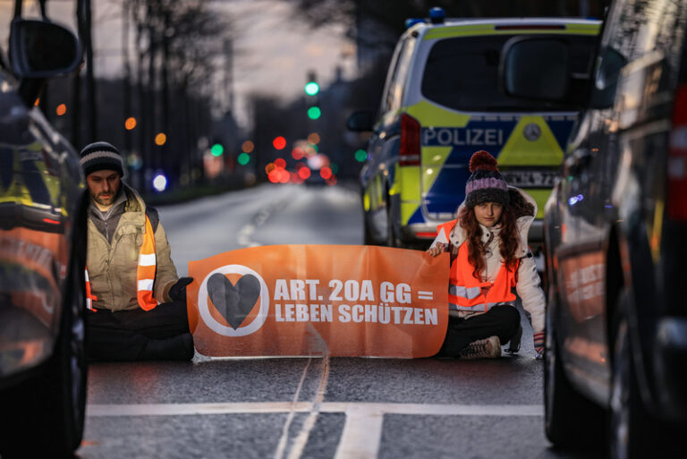Německý soud poslal do vězení klimatické aktivisty za blokádu silnice