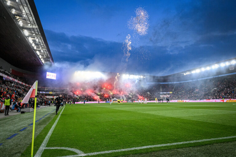 Fotbalisté Slavie uzavřou základní část ligy doma s Hradcem, Sparta v Liberci