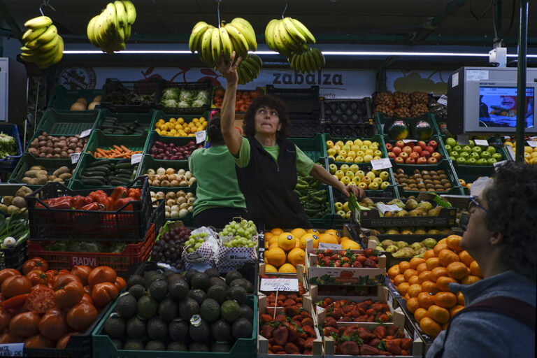 AP: Žádné ovoce a šunka jako luxus – potraviny v Maďarsku prudce zdražily