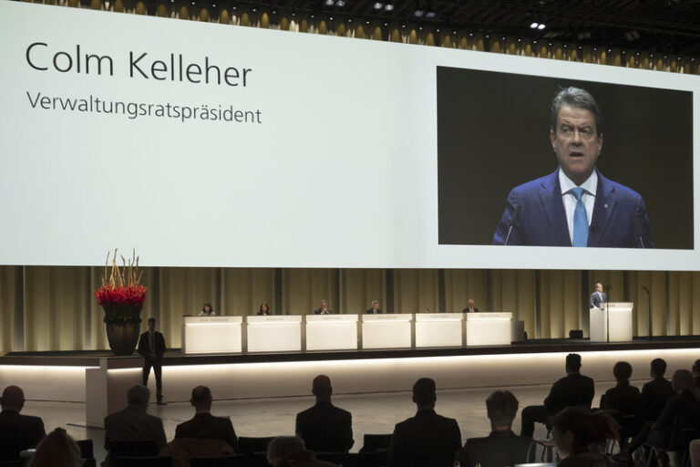 Vedení UBS se snaží uklidnit akcionáře ohledně převzetí rivala Credit Suisse