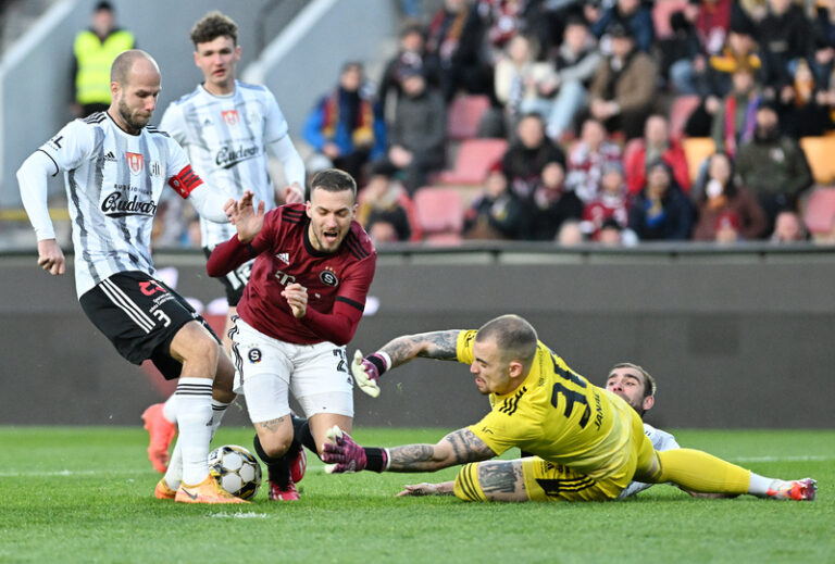 Fotbalisté Sparty zdolali České Budějovice 2:0 a jsou opět ve finále poháru