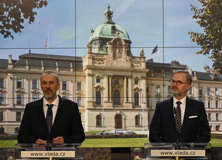 Vláda chystá zrušení části vstupních lékařských prohlídek či přísedících u soudů