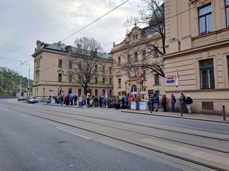 Před úřadem vlády přenocovaly desítky demonstrantů, protest je poklidný