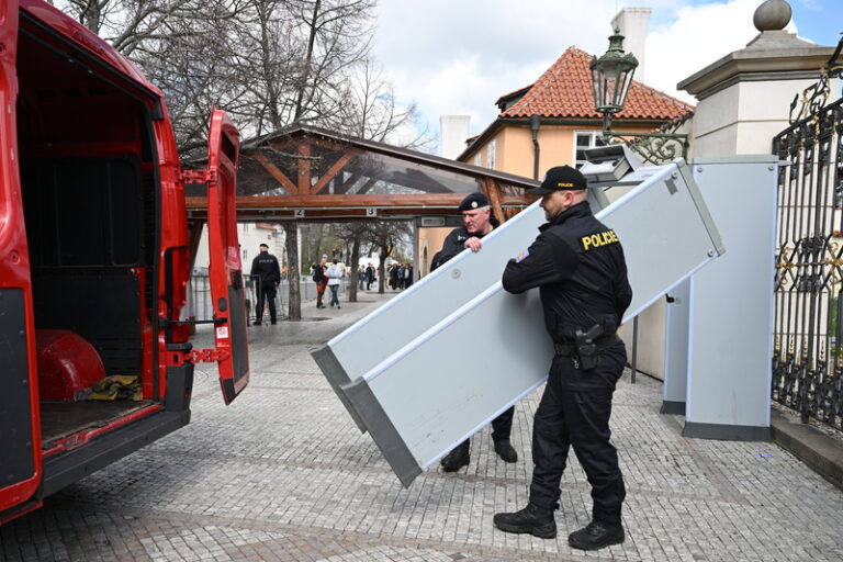 Plošné kontroly na Hradě končí, policisté odstranili většinu rámů