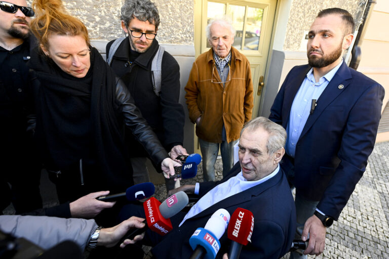 Exprezident Zeman otevřel svou novou kancelář v Jaselské ulici v Praze