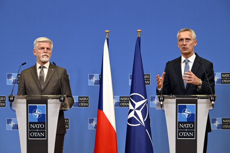 Podpora Ukrajiny je jediná možnost, jinak zvítězí Rusko, řekl Pavel v NATO