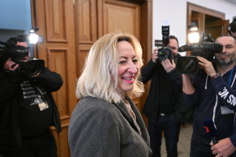 V kauze vynášení informací poslal soud Máchovou, Gáboríka i Holuba do vězení