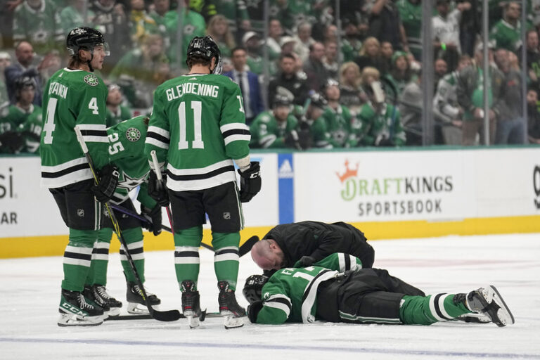 Nečas zavinil v NHL rozdílový gól, Faksa musel na ošetřovnu