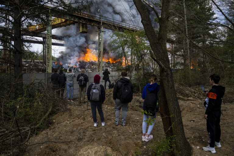 Hasiči dál likvidují požár vraků v Kladně