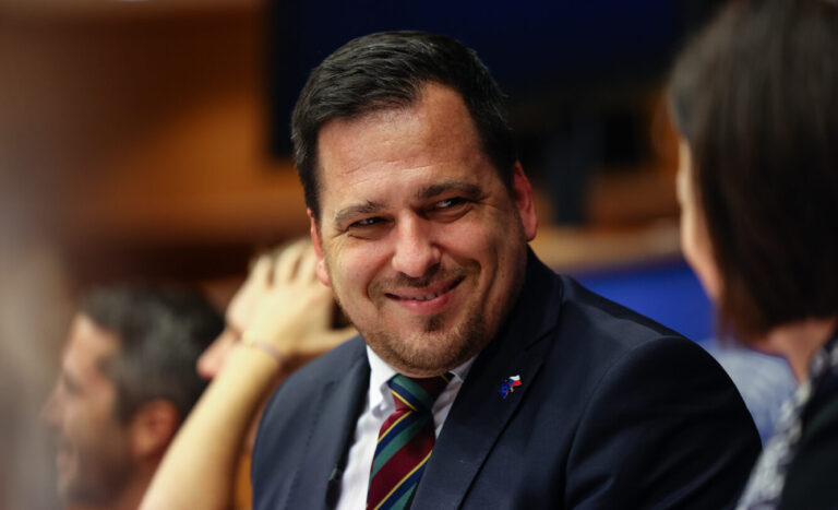 Nepracuješ, nedostaneš zaplaceno. Zdechovský je pro snížení platu politikům, kteří nechodí do práce